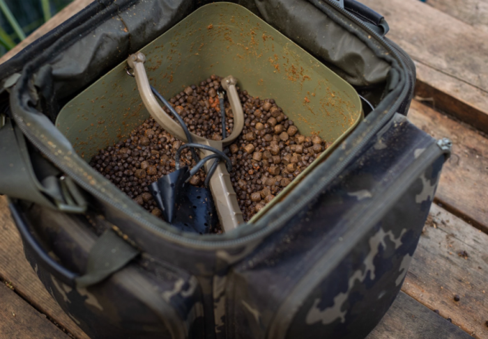KORDA Сумка Compac Cube Carryall Dark Kamo KLUG122